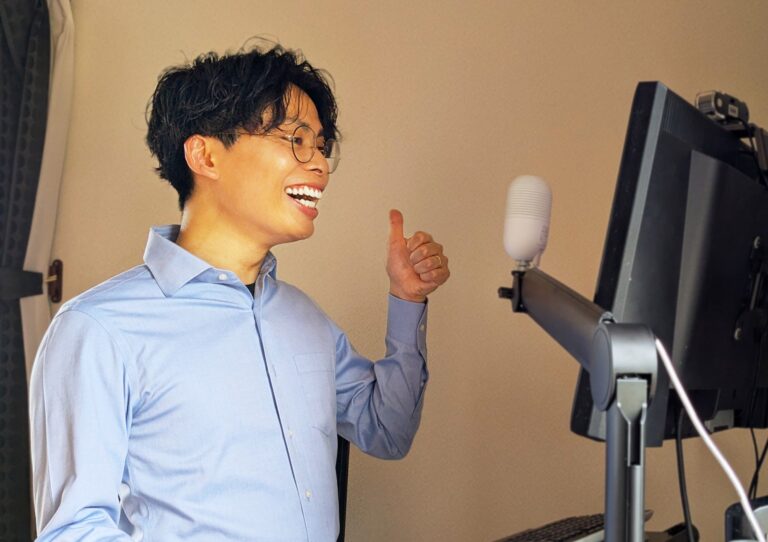 Local tour guide in Kumamoto giving a thumbs-up during a free 30-minute online consultation